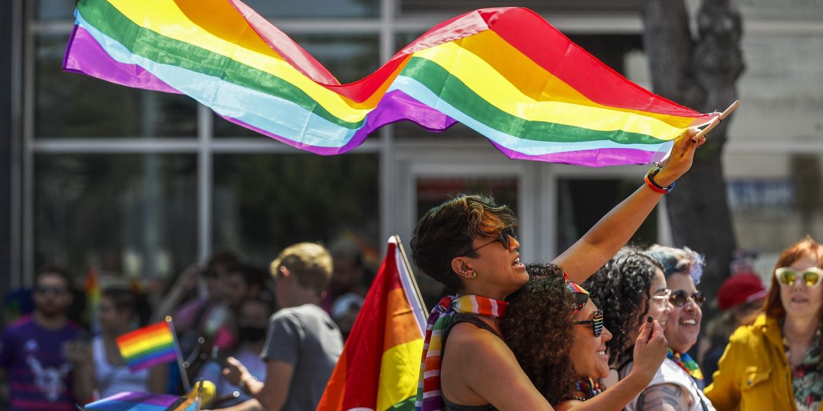 Dari Bud Light ke Target, bulan Pride melihat pelangi kapitalisme redup pada tahun 2023